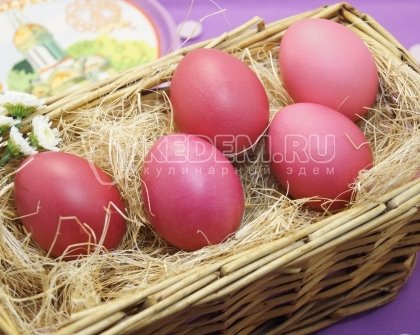 Красные крашеные пасхальные яйца