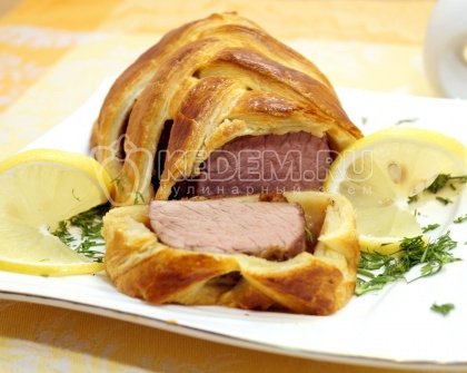 Мясо запеченное в слоеном тесте