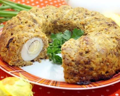 Мясной рулет с яйцом
