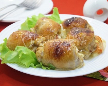 Куриные бедра в духовке с моцареллой