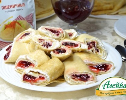 Блинчики с творожным кремом и брусничным джемом